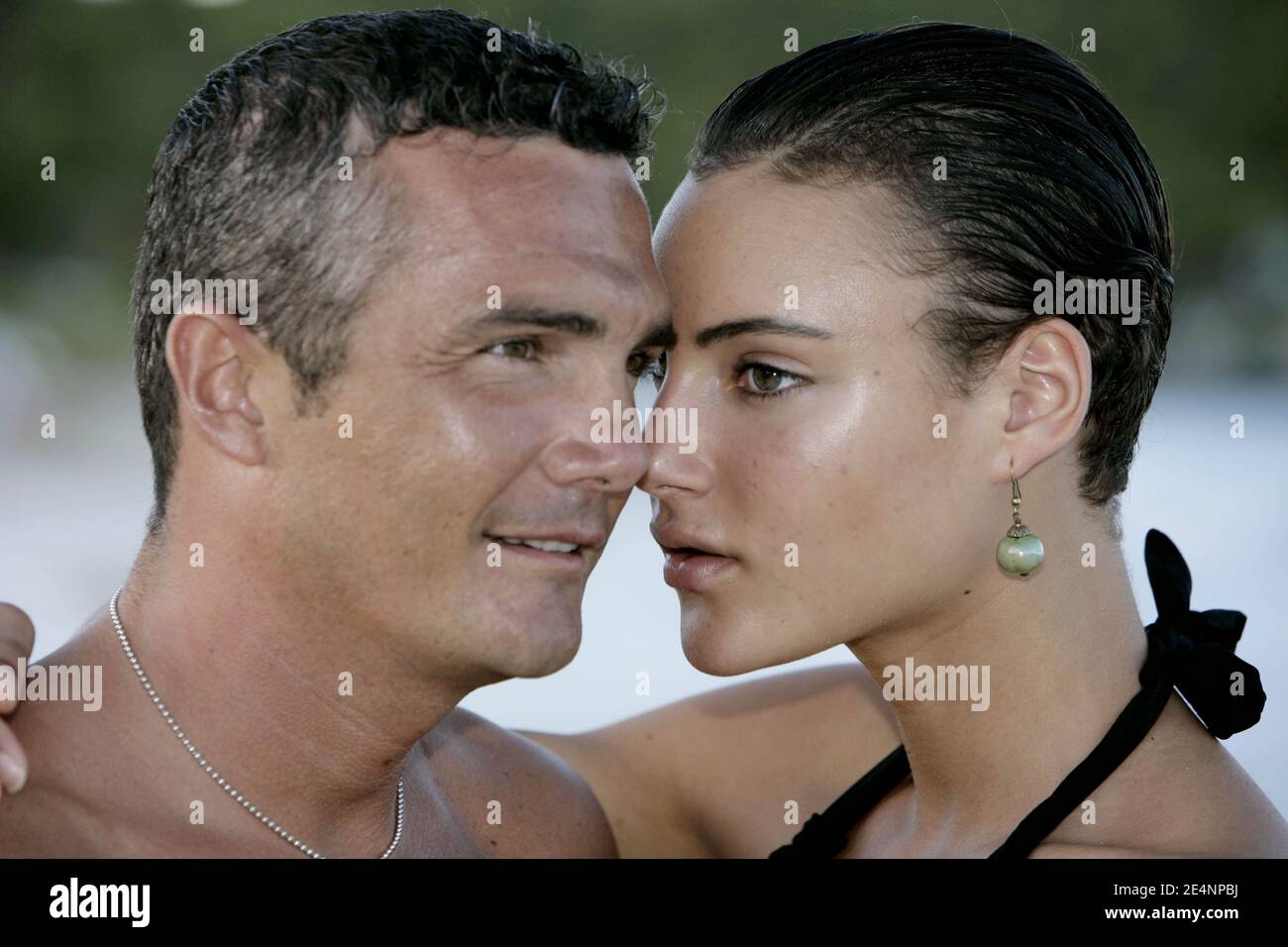 EXKLUSIV - Richard Virenque und das neue Girlfriend Topmodel Jessica säen am 7. Januar 2008 in St. Barth's. Foto von Stuart Morton/ABACAPRESS.COM Stockfoto