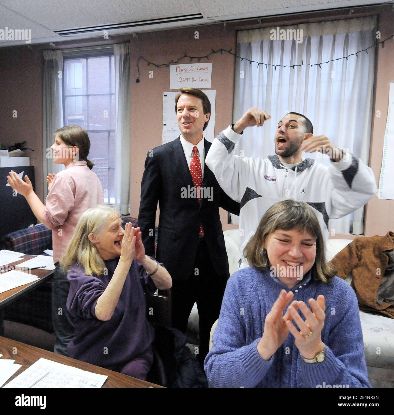 Der demokratische Präsidentschaftskandidat und ehemalige Senator von North Carolina, John Edwards, trifft die Freiwilligen am 8. Januar 2008 in seinem Wahlkampfquartier in Manchester, NH, USA, vor dem Hauptquartier des Staates. Foto von Olivier Douliery/ABACAPRESS.COM Stockfoto