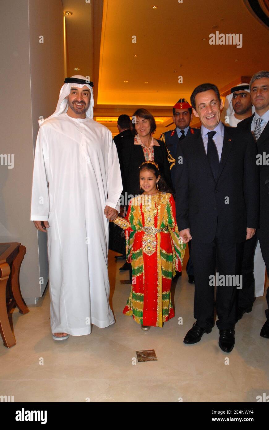 Abu Dhabis Kronprinz Scheich Mohammed Bin Zayed Mit Seiner 6 Jahrigen Tochter Prinzessin Hassa Und Prasident Nicolas Sarkozy Besuchen Am 15 Januar 2008 Eine Kulturausstellung In Abu Dhabi Vereinigte Arabische Emirate Foto Von