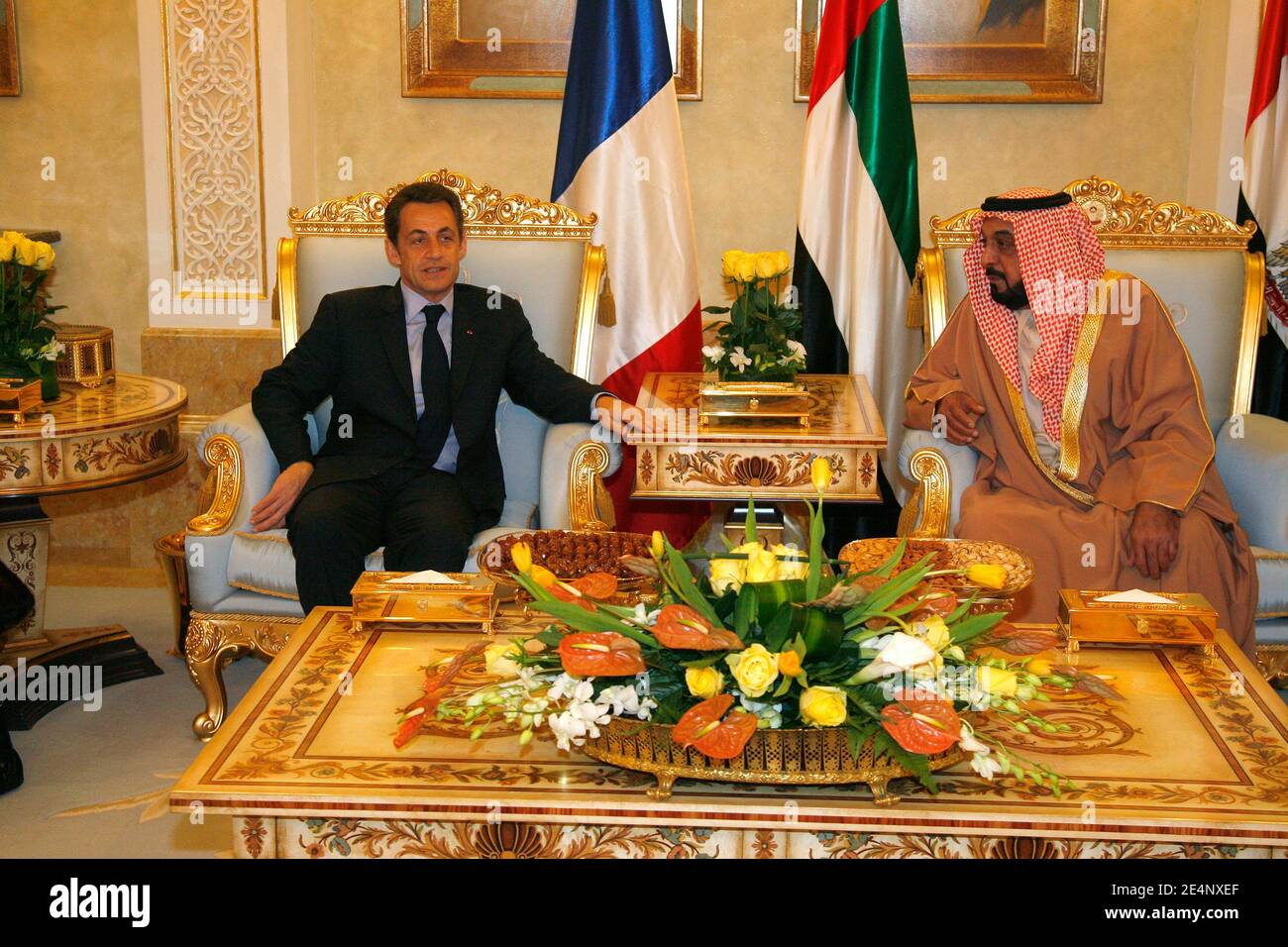 Der Präsident der Vereinigten Arabischen Emirate, Sheikh Khalifa bin Zayed Al Nahyan, empfängt am 15. Januar 2008 Präsident Nicolas Sarkozy im Präsidentenpalast in Abu Dhabi, Vereinigte Arabische Emirate. Frankreich und die Vereinigten Arabischen Emirate haben verschiedene Abkommen unterzeichnet, aber am wichtigsten ist die Einführung eines französischen Militärstützpunktes im Golf, dem ersten seiner Art. Foto von Ludovic Marin-Pool/ABACAPRESS.COM Stockfoto