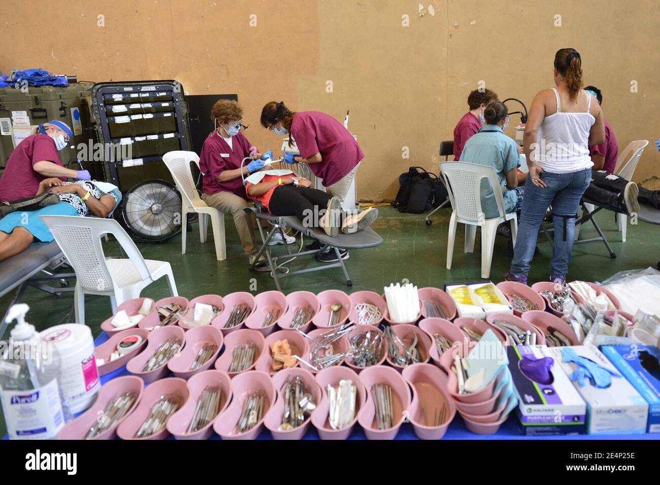 Medizinisches Personal st up einer Klinik während der Fortsetzung Promise 2015. (17125603337). Stockfoto