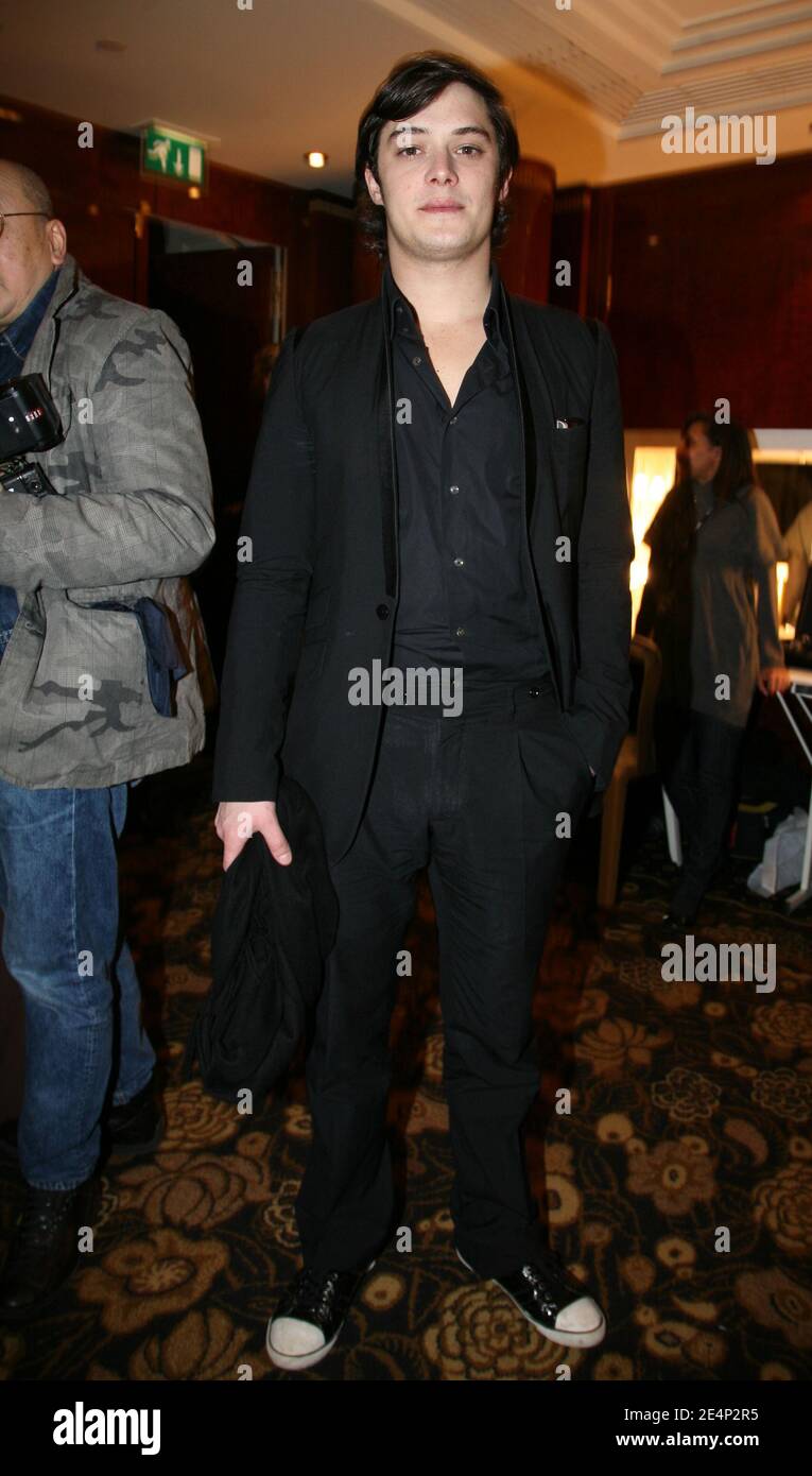 Schauspieler Aurelien Wiik posiert während der Herbst-Winter 2008-2009 Ready-to-Wear Fashion Show von Francesco Smalto in Paris, Frankreich am 20. Januar 2008. Foto von Denis Guignebourg/ABACAPRESS.COM Stockfoto