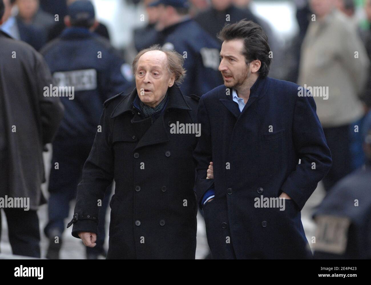 Edouard Baer kommt in der Kirche St Germain an, um am 22. Januar 2008 an der Trauermesse des Sängers Carlos in Paris, Frankreich, teilzunehmen. Foto von Guibbaud-Khayat-Mousse/ABACAPRESS.COM Stockfoto