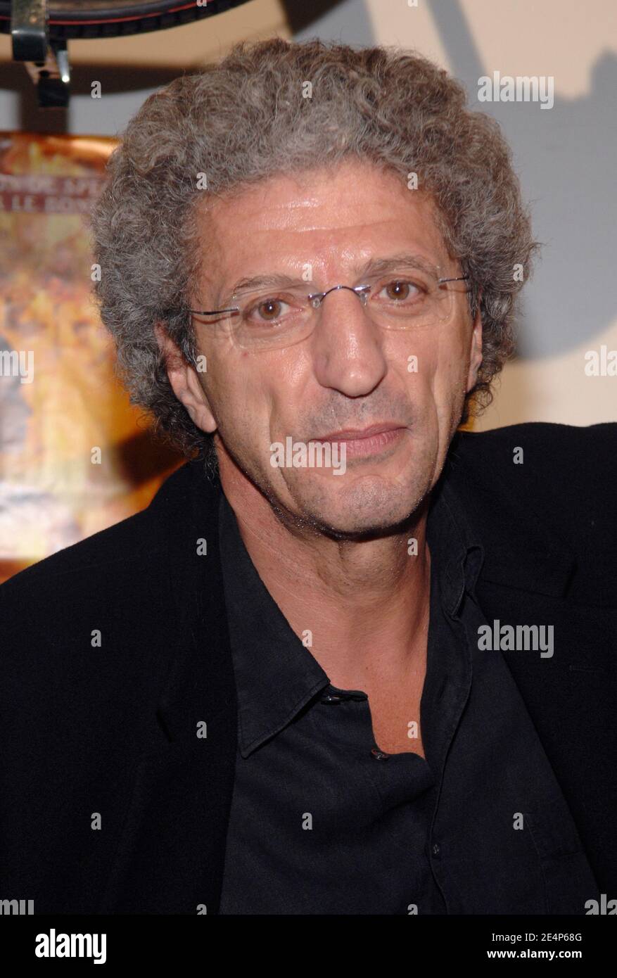 Regisseur Elie Chouraqui kommt zur Premiere des indischen Phänomens Musical "Bharati" im Palais des Congres Konzertsaal in Paris, Frankreich, am 23. Januar 2008. Foto von Nicolas Khayat/ABACAPRESS.COM Stockfoto