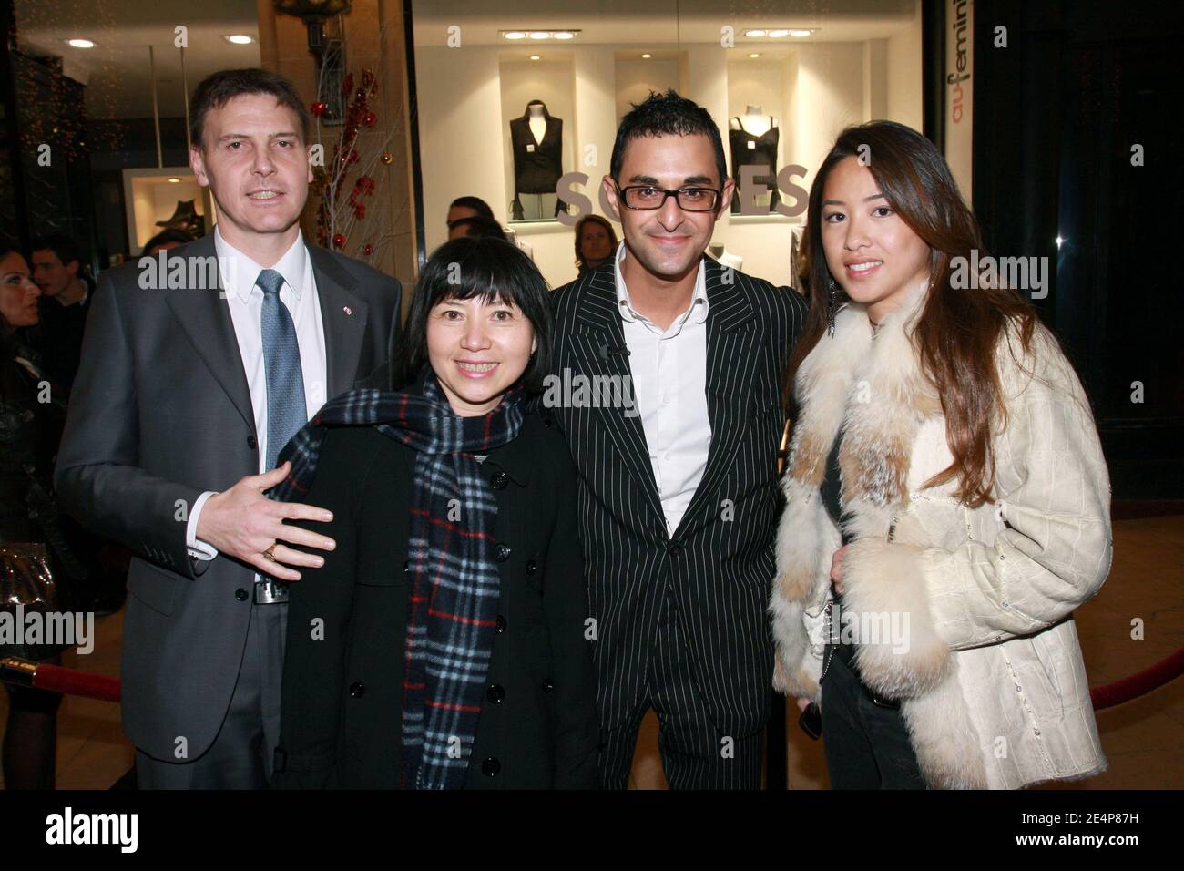 Präsident Jacques Chirac adoptiert Tochter Anh Trao Traxel und ihr Ehemann Facebook France Präsident Arash Derambarsh und Marjolaine Bui nehmen am 24. Januar 2008 an der Facebook-Party im Club "VIP Room" in Paris Teil. Foto von Benoit Pinguet/ABACAPRESS.COM Stockfoto