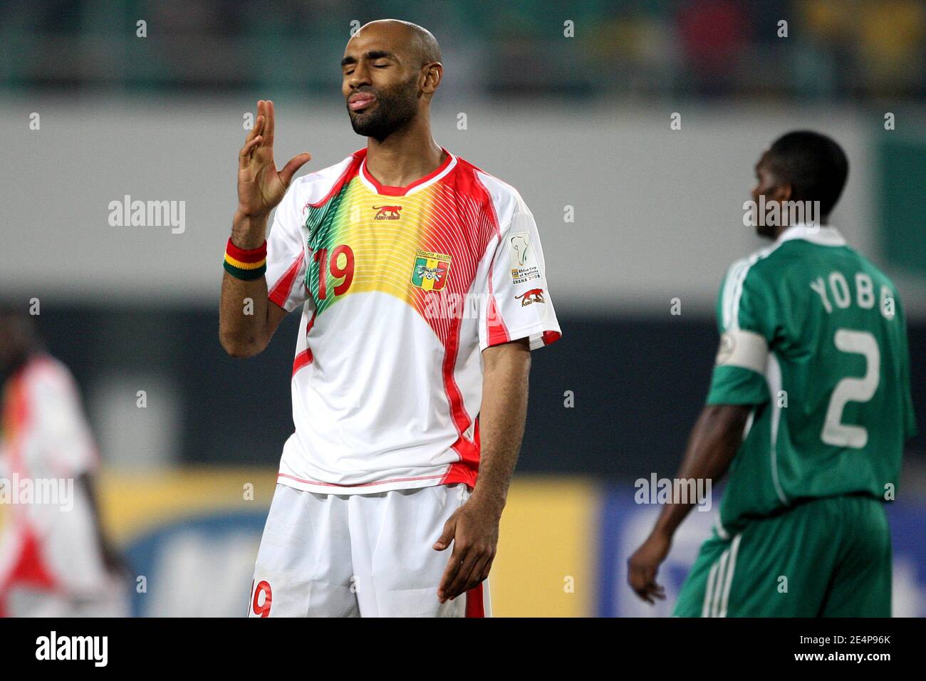 Malis Frederic Kanoute steht depriziert, nachdem er beim Fußballspiel African Cup of Nations, Ivory Nigeria gegen Mali am 25. Januar 2008 in Sekondi, Ghana, eine Chance verpasst hat. Das Spiel endete in einem Unentschieden von 0-0. Die Zukunft des deutschen Trainers Berti Vogts wird vom Vorstand des Nigerianischen Fußballverbands (NFA) diskutiert, nachdem die Super Eagles Mali in einem entscheidenden Gruppe-B-Spiel nicht geschlagen haben und nun eine erste Runde aus dem Afrika-Cup der Nationen 2008 riskieren.Foto: Steeve McMay/Cameleon/ABACAPRESS.COM Stockfoto