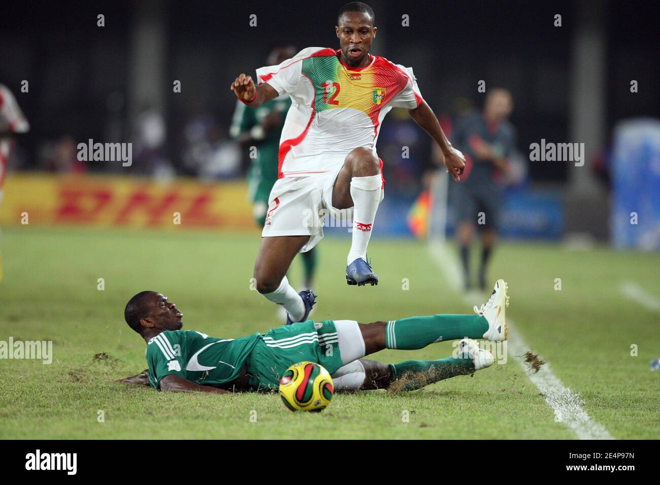 Nigerias Spieler tackt Malis Seydou Keita beim Fußballspiel African Cup of Nations, Ivory Nigeria gegen Mali in Sekondi, Ghana am 25. Januar 2008. Das Spiel endete in einem Unentschieden von 0-0. Die Zukunft des deutschen Trainers Berti Vogts wird vom Vorstand des Nigerianischen Fußballverbands (NFA) diskutiert, nachdem die Super Eagles Mali in einem entscheidenden Gruppe-B-Spiel nicht geschlagen haben und nun eine erste Runde aus dem Afrika-Cup der Nationen 2008 riskieren.Foto: Steeve McMay/Cameleon/ABACAPRESS.COM Stockfoto