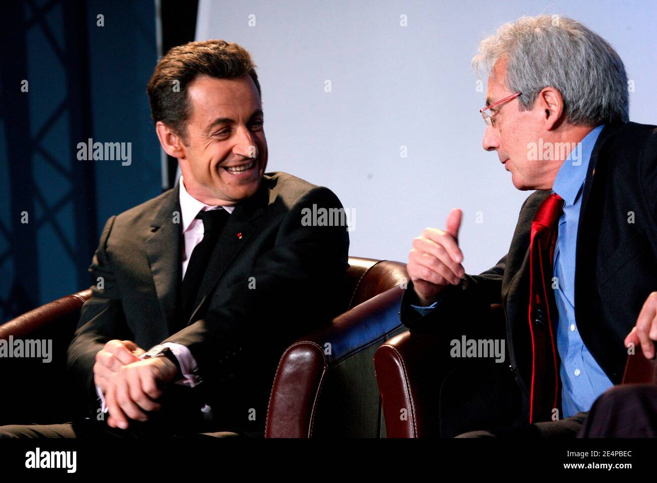 Präsident Nicolas Sarkozy und der französische Nobelpreis für Physik, Albert Fert, sind am 28. Januar 2008 an der Pariser Süd-XI-Universität in Orsay, einem Vorort von Paris, Frankreich, zu sehen. Sarkozy würdigte den französischen Physik-Nobelpreis Albert Fert und hielt eine Rede über die Situation der Forschung in Frankreich. Foto von Mehdi Taamallah/ABACAPRESS.COM Stockfoto