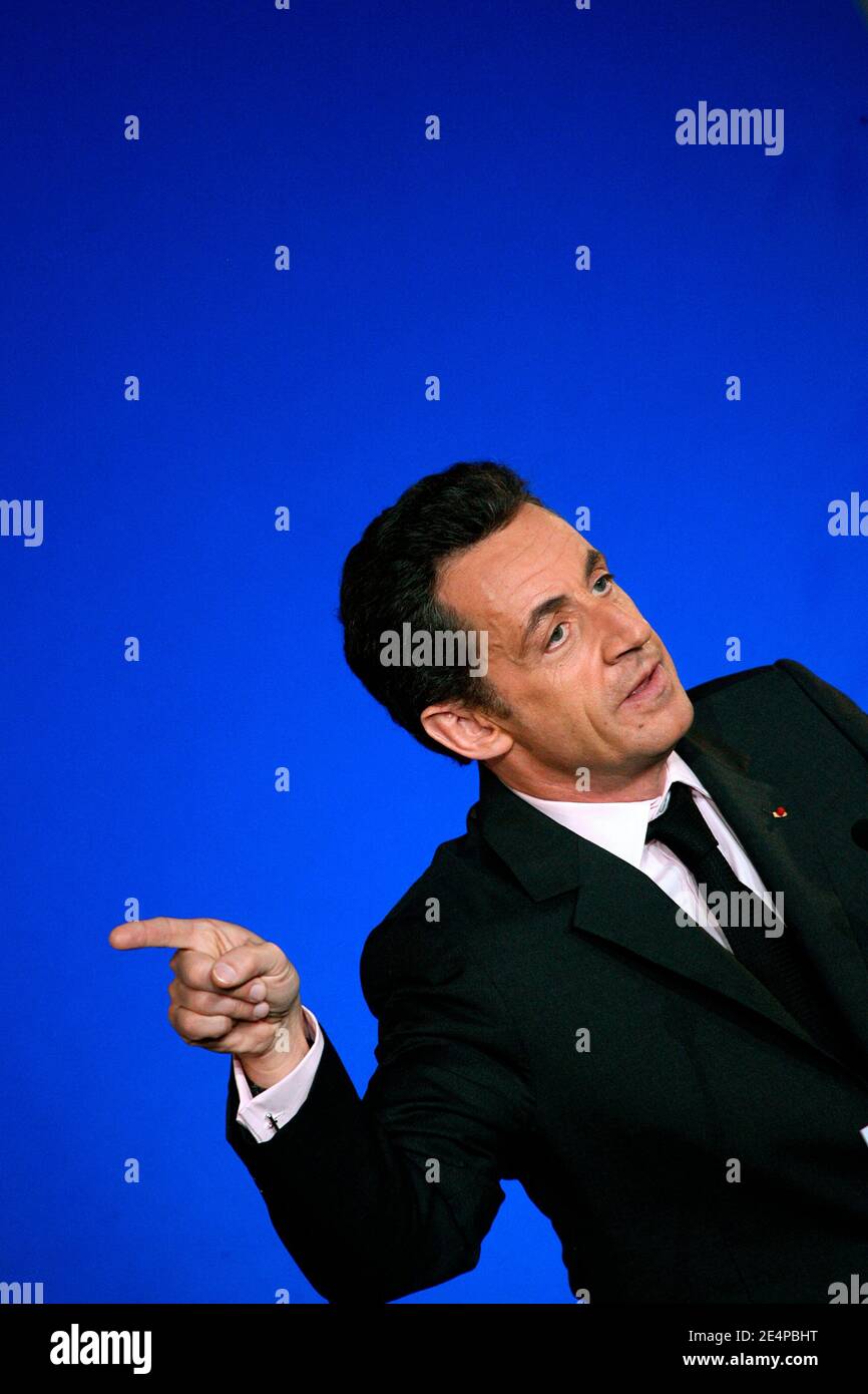 Präsident Nicolas Sarkozy spricht während eines Besuchs an der Pariser Süd-XI-Universität in Orsay, Vorort von Paris, Frankreich am 28. Januar 2008 . Sarkozy würdigte den französischen Physik-Nobelpreis Albert Fert und hielt eine Rede über die Situation der Forschung in Frankreich. Foto von Mehdi Taamallah/ABACAPRESS.COM Stockfoto