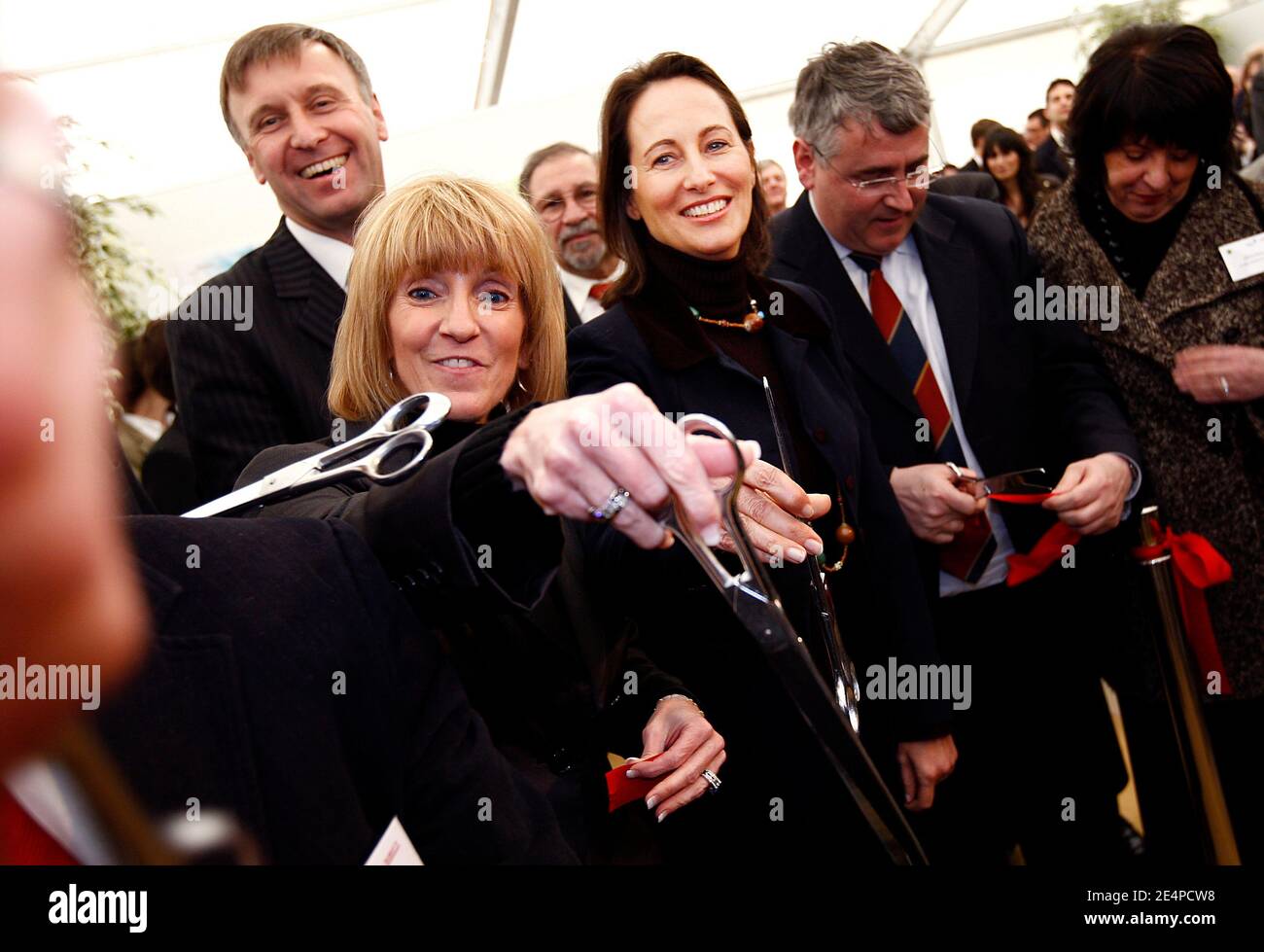 Der besiegte Präsidentschaftskandidat der französischen Sozialistischen Partei Segolene Royal besucht am 31. Januar 2008 die Herstellung von modernen Lithium-Ionen-Batterien für Hybrid-, Plug-in-, Brennstoffzellen- und Elektrofahrzeuge in Nersac, Frankreich. Johnson Controls Saft Advanced Power Solutions gab die offizielle Eröffnung seiner neuen Produktionsstätte für Lithium-Ionen-Autobatterien in Nersac bekannt. Foto von Patrick Bernard/ABACAPRESS.COM Stockfoto