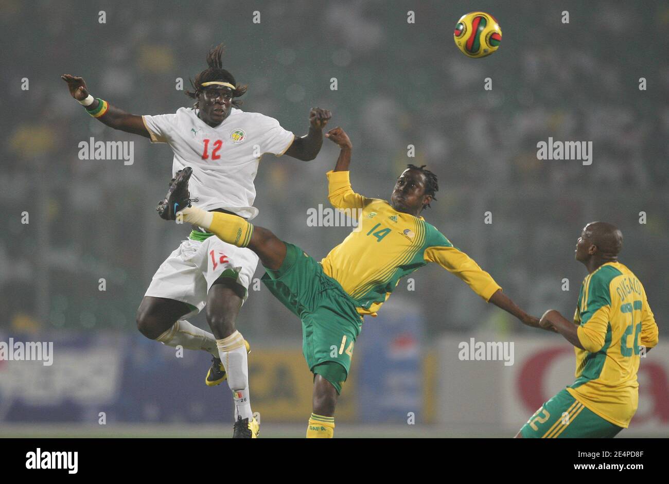 Bayal Sall Moustapha aus Senegal fordert den Südafrikaner Lerato Chabangu beim Fußballspiel African Cup of Nations, Senegal gegen Südafrika, am 31. Januar 2008 in Kumasi, Ghana, heraus. Das Spiel endete in einem Unentschieden von 1-1. Senegal konnte sich nicht für die nächste Runde des Wettbewerbs qualifizieren. Foto von Steeve McMay/Cameleon/ABACAPRESS.COM Stockfoto