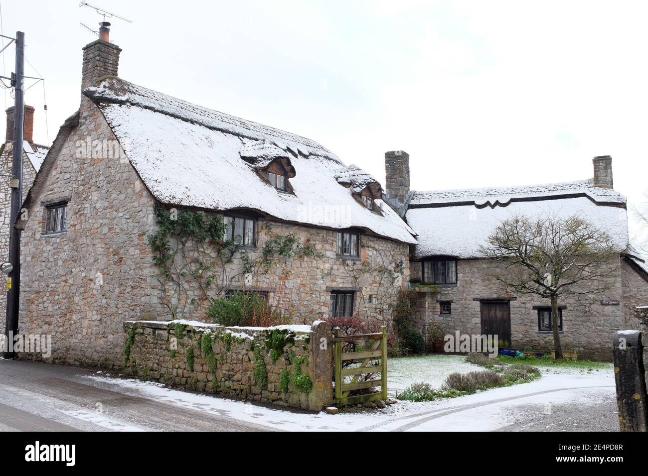 Januar 2021 - verschneite traditionelle Hütten im Dorf Cheddar, Somerset, UK. Stockfoto