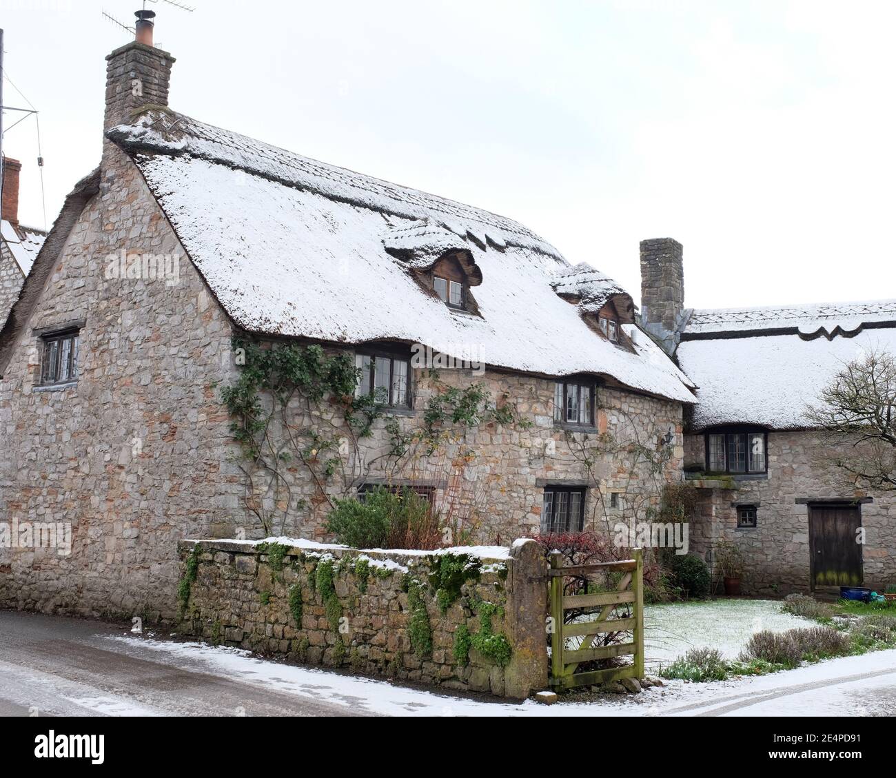 Januar 2021 - verschneite traditionelle Hütten im Dorf Cheddar, Somerset, UK. Stockfoto