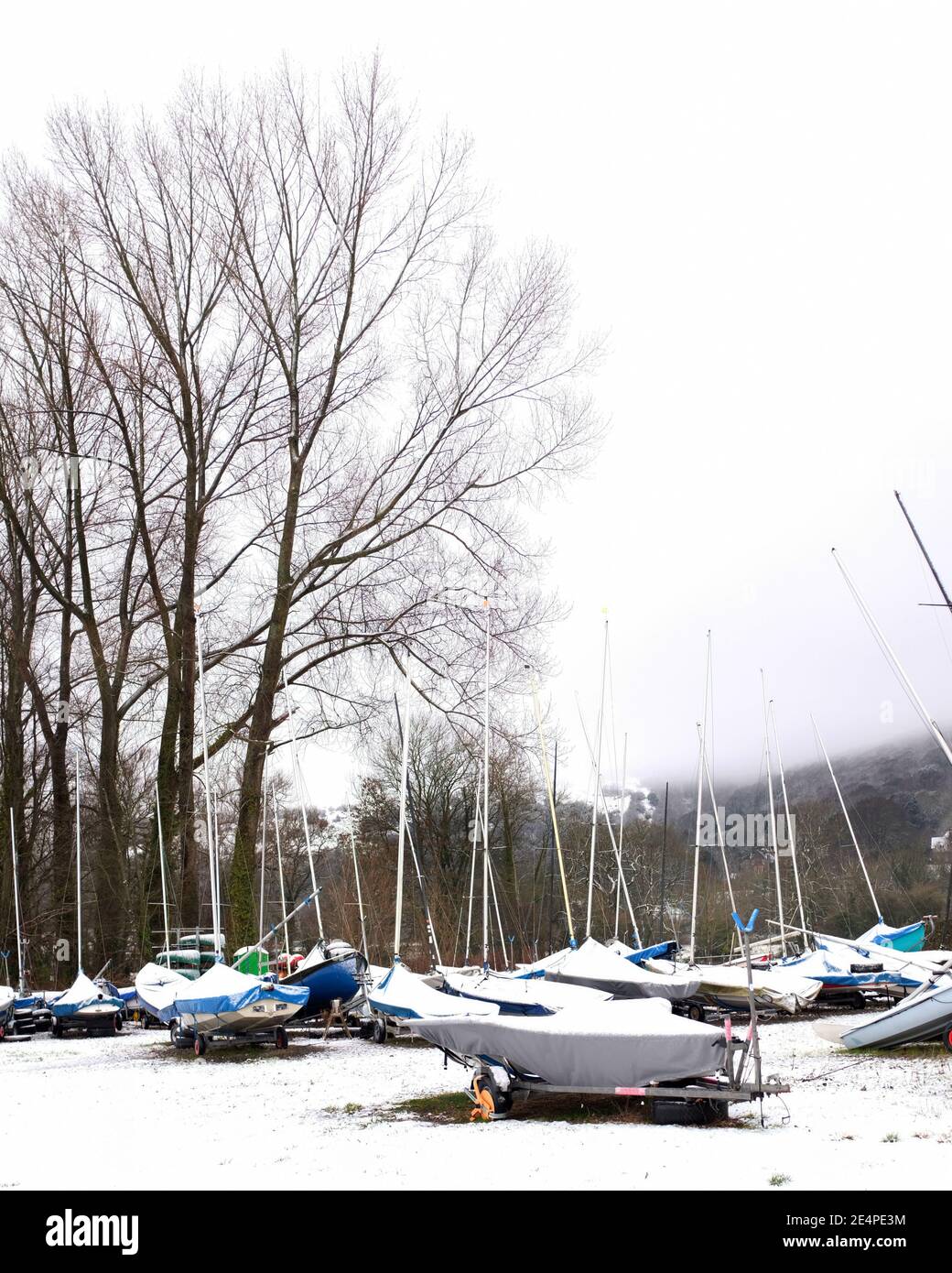 Januar 2021 - kleine Boote, die für den Winter am Stausee in Cheddar, Somerset, Großbritannien, geparkt sind. Stockfoto