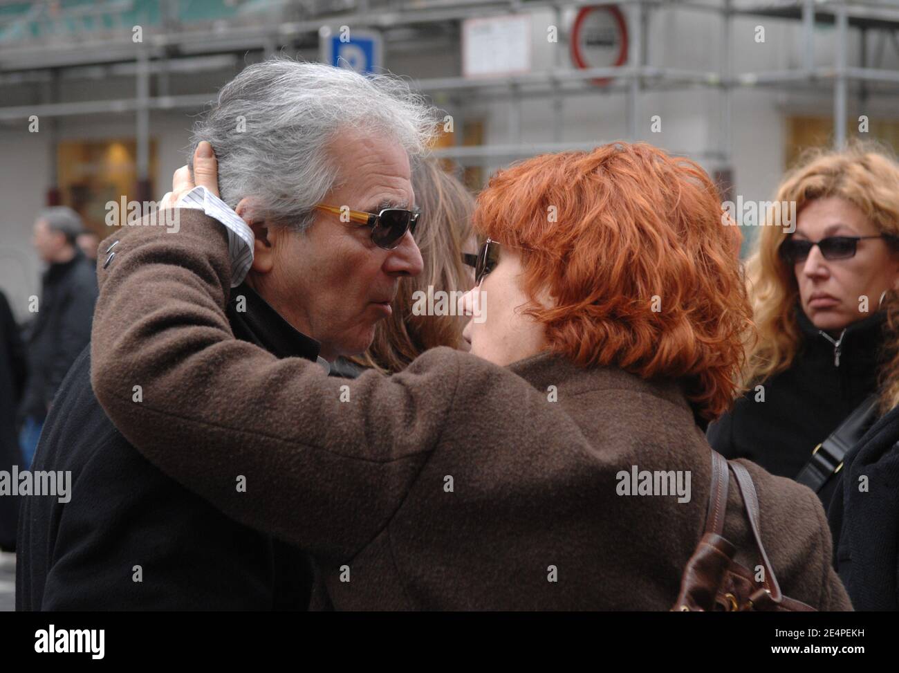 Die Schauspieler Pierre Arditi und Veronique Genest nehmen am 4. Februar 2008 an der Trauermesse des Schauspielers Philippe Khorsand in der Kirche Saint Roch in Paris Teil. Foto von Nicolas Khayat/ABACAPRESS.COM Stockfoto