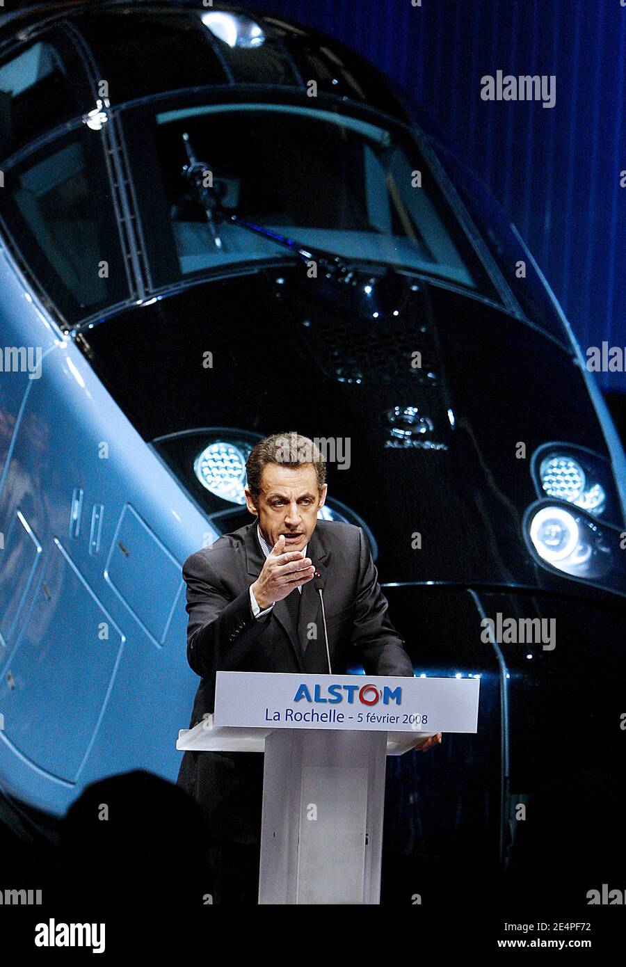 Präsident Nicolas Sarkozy hält eine Rede vor Alstoms neuem Hochgeschwindigkeits-FTS während der ersten Präsentation des Zuges in La Rochelle, Westfrankreich, am 5. Februar 2008. Der französische Ingenieurkonzern Alstom stellt heute in La Rochelle den AGV vor, der 350 Kilometer (220 Meilen) pro Stunde in Folge des aktuellen TGV mit Höchstgeschwindigkeiten von 300 Kilometern pro Stunde fahren kann. Foto von Patrick Bernard/ABACAPRESS.COM Stockfoto