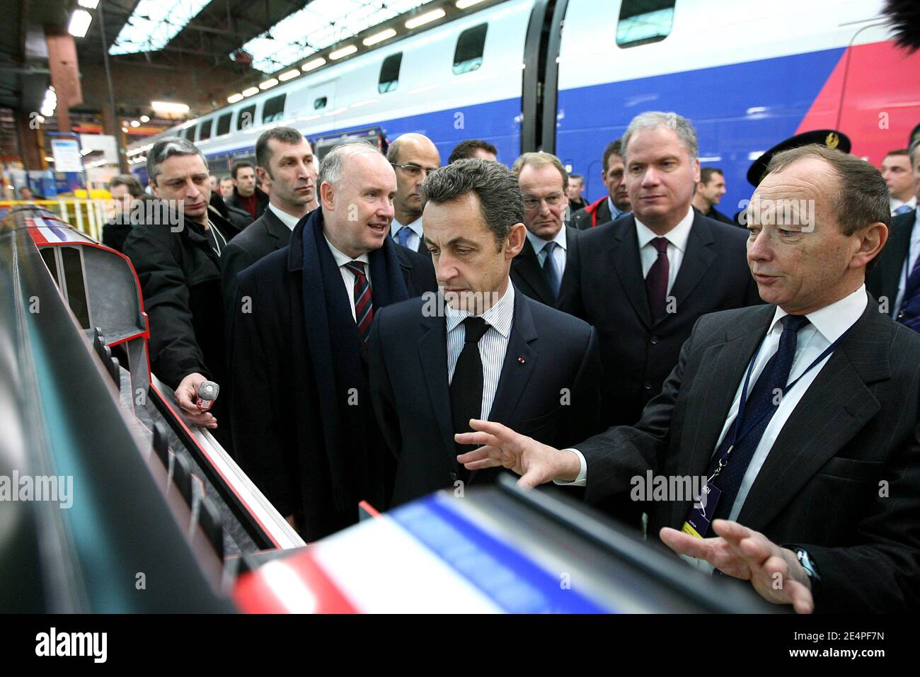 Präsident Nicolas Sarkozy, gefolgt von Francois Lacotte, Dominique Bussereau, Patrick Kron und Phillipe Mellier, besucht am 5. Februar 2008 das Alstom-Werk in Aytre, Westfrankreich. Foto von Romuald Meigneux/Pool/ABACAPRESS.COM Stockfoto