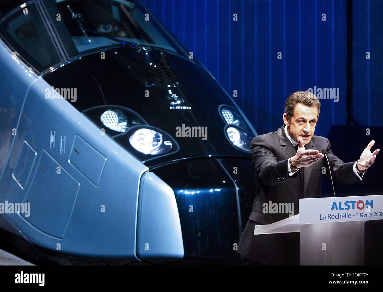 Präsident Nicolas Sarkozy hält eine Rede vor Alstoms neuem Hochgeschwindigkeits-FTS während der ersten Präsentation des Zuges in La Rochelle, Westfrankreich, am 5. Februar 2008. Der französische Ingenieurkonzern Alstom stellt heute in La Rochelle den AGV vor, der 350 Kilometer (220 Meilen) pro Stunde in Folge des aktuellen TGV mit Höchstgeschwindigkeiten von 300 Kilometern pro Stunde fahren kann. Foto von Patrick Bernard/ABACAPRESS.COM Stockfoto