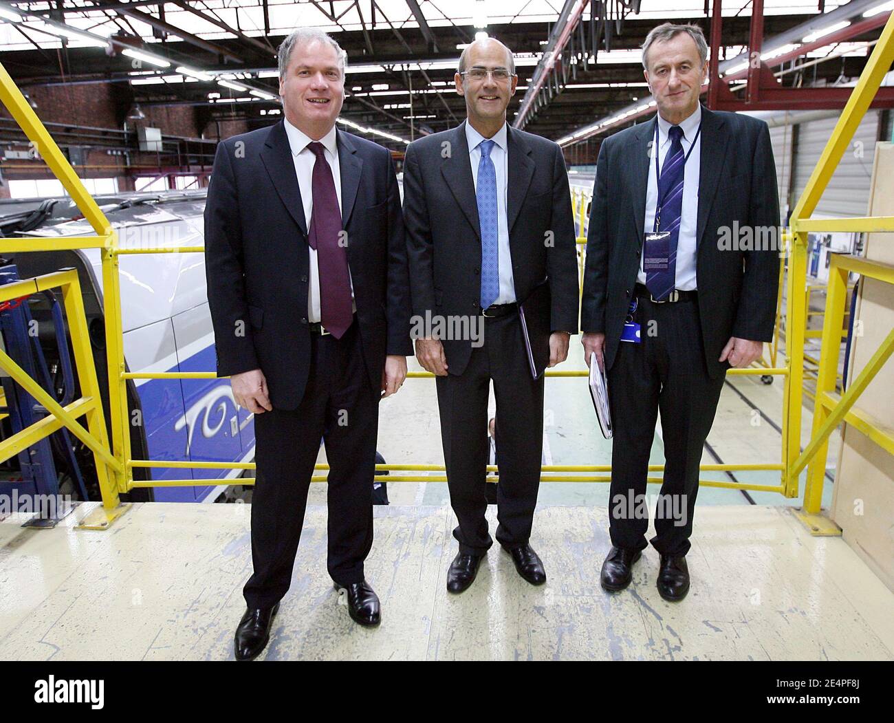 Alstom-Präsident Philippe Mellier, Alstom-CEO Patrick Kron und Alstom-Fabrikdirektor Georges Lacaze stellen sich am 5. Februar 2008 auf dem Alstom-Werksgelände in Aytre, Westfrankreich, auf. Foto von Romuald Meigneux/Pool/ABACAPRESS.COM Stockfoto