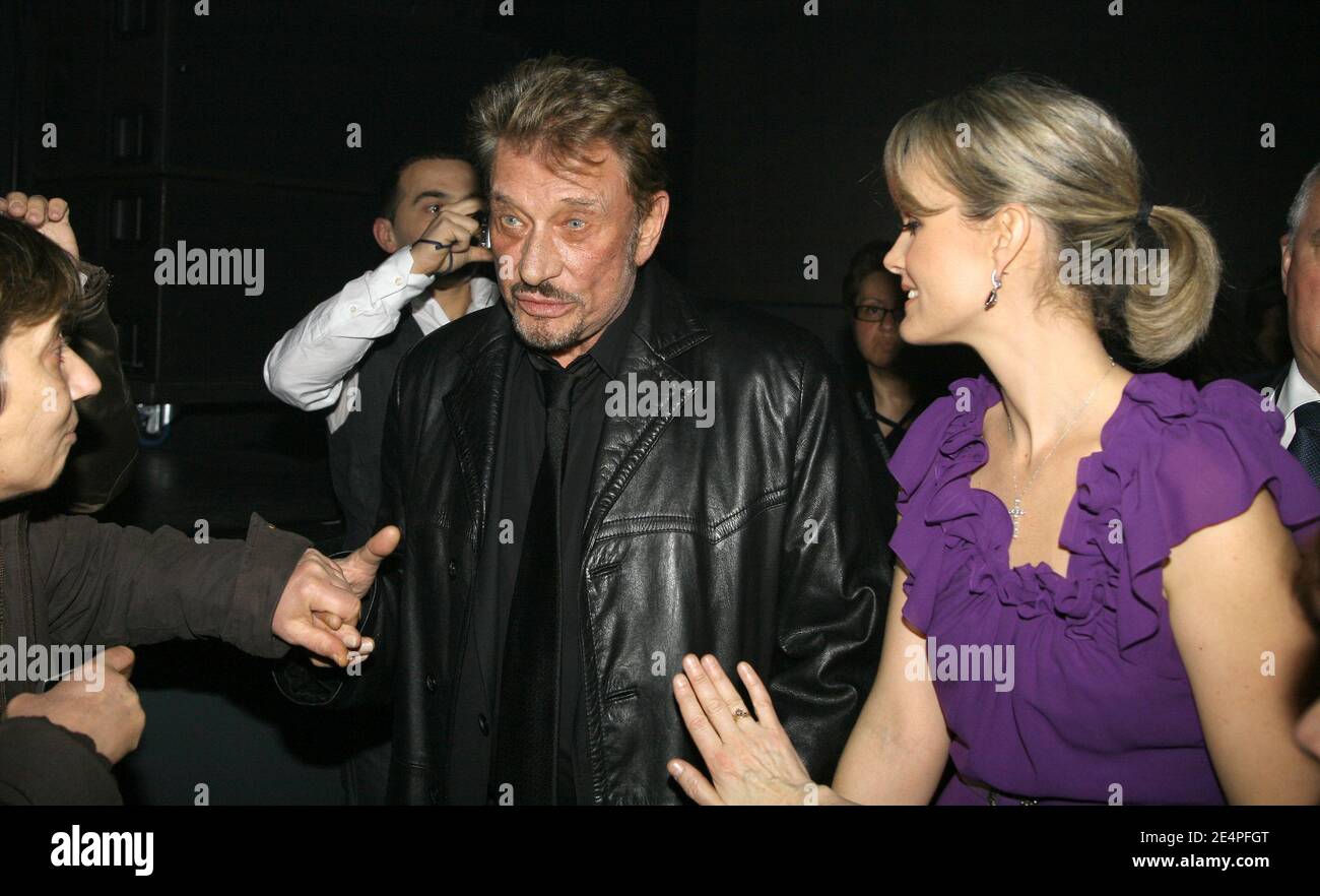 Sänger Johnny Hallyday und seine Frau Laeticia nehmen an der Eröffnungsnacht von Sylvie Vartan Teil, die am 5. Februar 2008 im Palais des Congres in Paris, Frankreich, stattfand. Foto von Denis Guignebourg/ABACAPRESS.COM Stockfoto