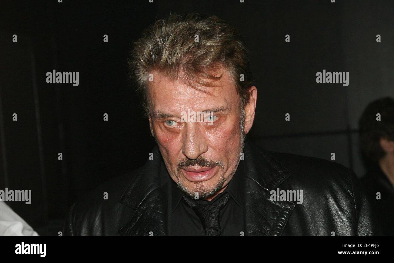 Sänger Johnny Hallyday nimmt an der Eröffnungsnacht von Sylvie Vartan Teil, die am 5. Februar 2008 im Palais des Congres in Paris, Frankreich, stattfand. Foto von Denis Guignebourg/ABACAPRESS.COM Stockfoto