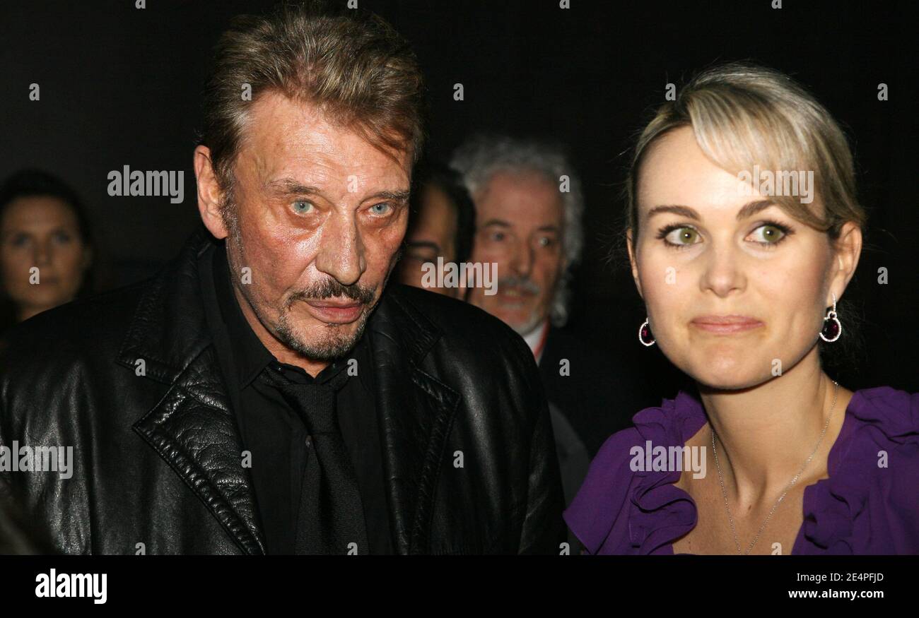 Sänger Johnny Hallyday und seine Frau Laeticia nehmen an der Eröffnungsnacht von Sylvie Vartan Teil, die am 5. Februar 2008 im Palais des Congres in Paris, Frankreich, stattfand. Foto von Denis Guignebourg/ABACAPRESS.COM Stockfoto