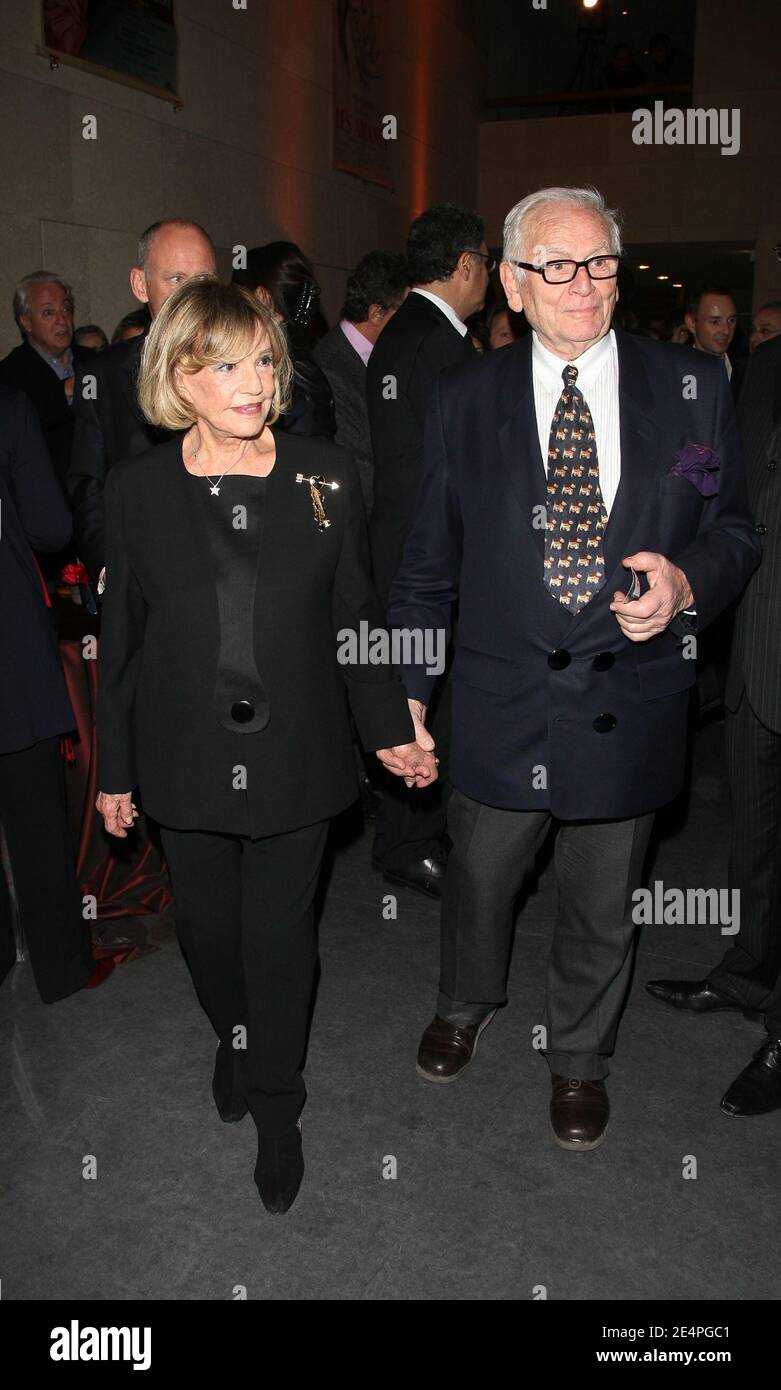 Die französische Schauspielerin Jeanne Moreau und Pierre Cardin feierten am  6. Februar 2008 ihren 80. Geburtstag und ihre 60-jährige Karriere bei der  Cinematheque in Paris. Foto von Denis Guignebourg/ABACAPRESS.COM  Stockfotografie - Alamy