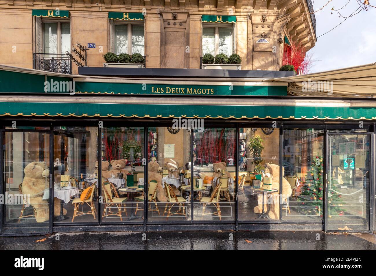 Paris, Frankreich - 23. Januar 2021: Die Brasserie am Boulevard Saint Germain ist wegen der Epidemie des Coronavirus COVID19 in Paris geschlossen. Leerer Balken Stockfoto