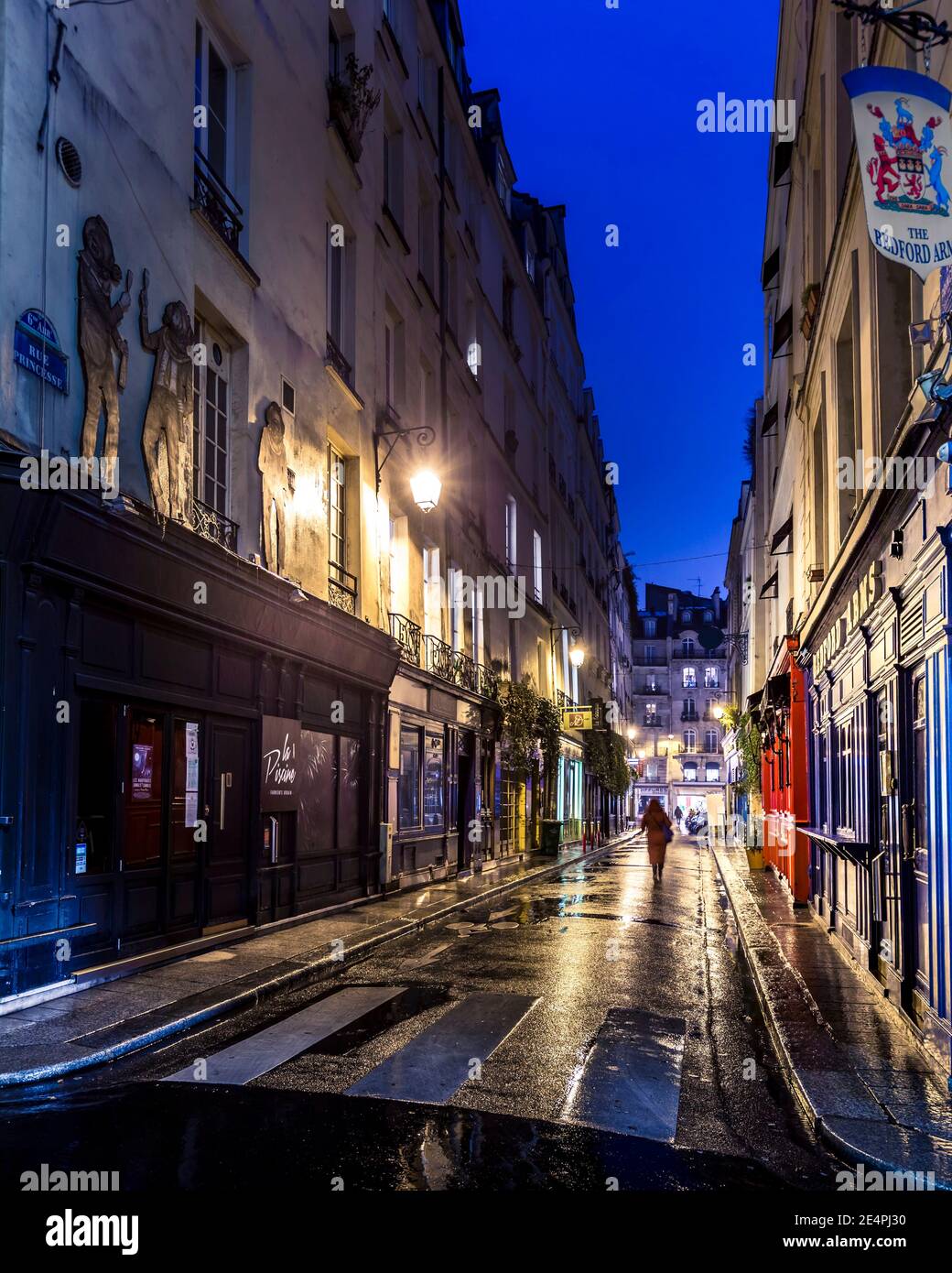 Paris, Frankreich - 12. Januar 2021: Leere bunte Straße und Bar geschlossen wegen Covid19 Einschränkungen in Paris, Frankreich Stockfoto