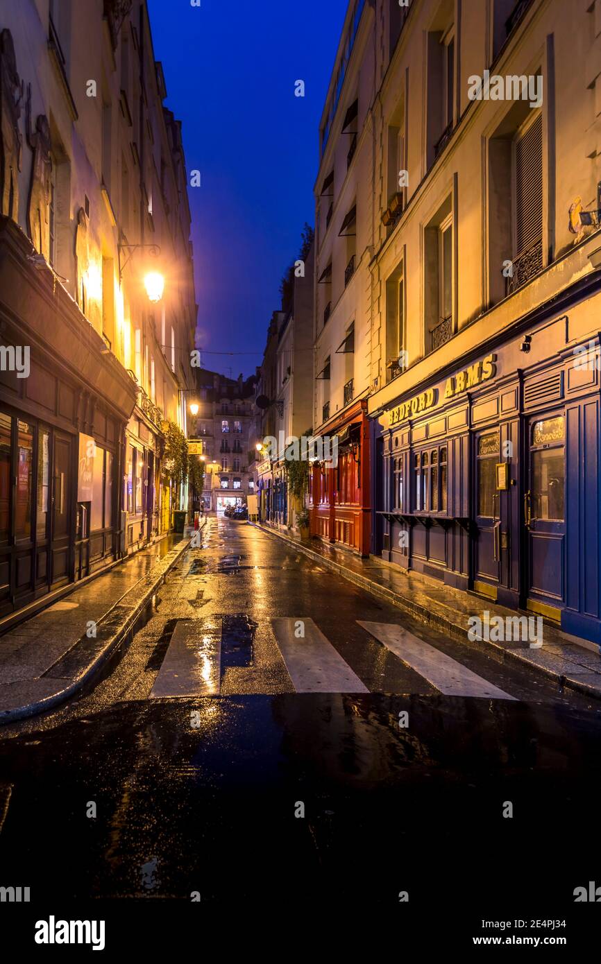 Paris, Frankreich - 12. Januar 2021: Leere bunte Straße und Bar geschlossen wegen Covid19 Einschränkungen in Paris, Frankreich Stockfoto