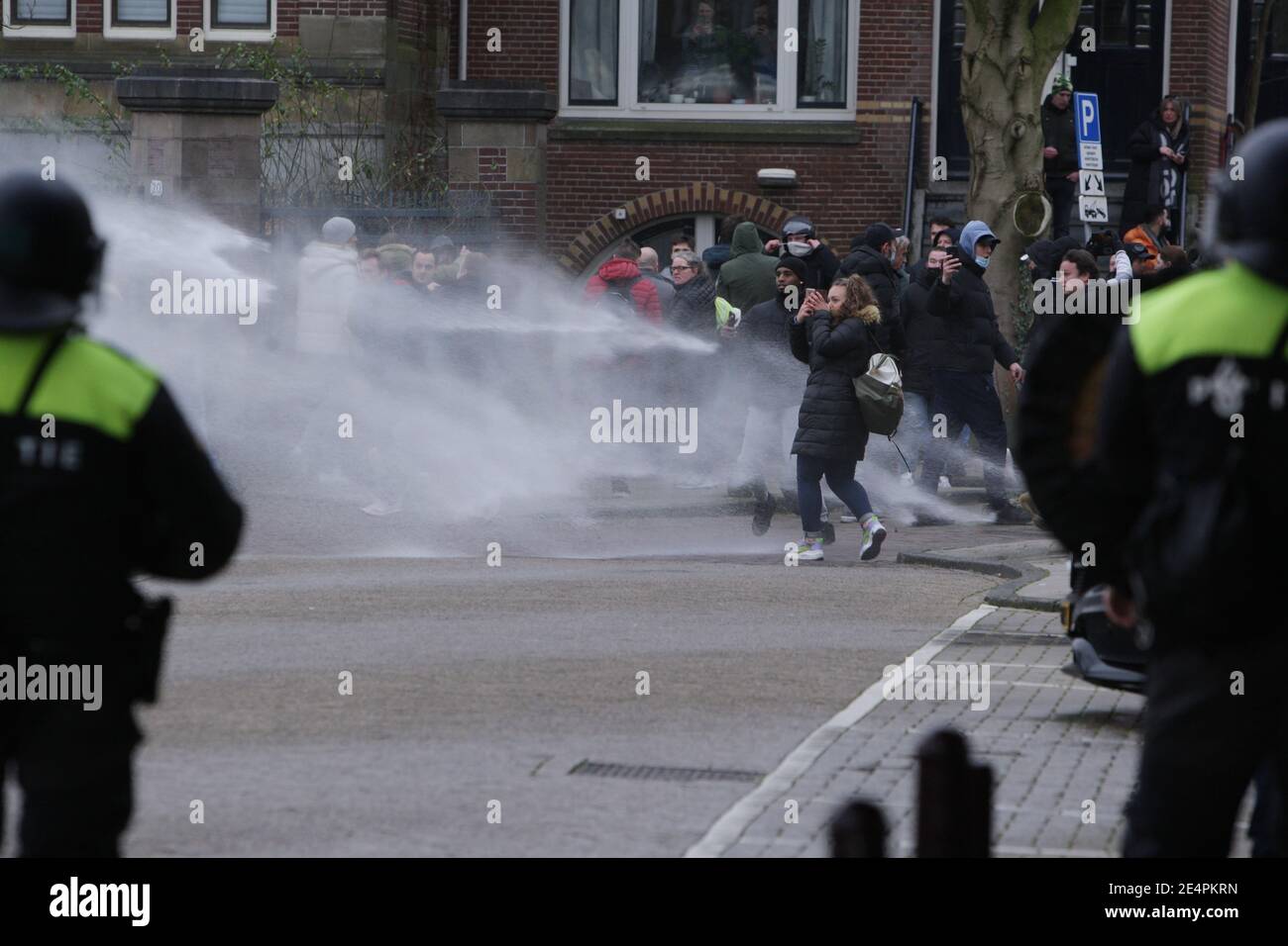 Die niederländische Anti-Riot-Polizei sprüht Wasserwerfer gegen Demonstranten, um sich zu zerstreuen Eine illegale Anti-Coronavirus Maßnahmen Demonstration auf dem Museumplein inmitten Th Stockfoto