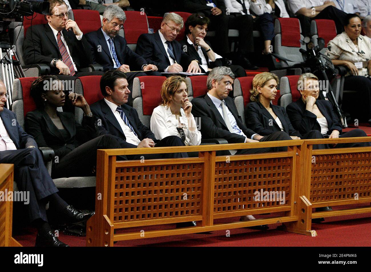 Mitglieder der französischen Regierung Rama Yade, Christian Estrosi, Nathalie Kosciusko-Morizet, Herve Morin, Valerie Pecresse, Michele Alliot-Marie während der Pressekonferenz von Nicolas Sarkozy besuchen das Weltraumzentrum Kourou während des Besuchs des französischen Präsidenten in Guayana, Kourou in Frankreich, am 11. Februar 2008. Foto von Pierre Hounsfield/Pool/ABACAPRESS.COM. Stockfoto