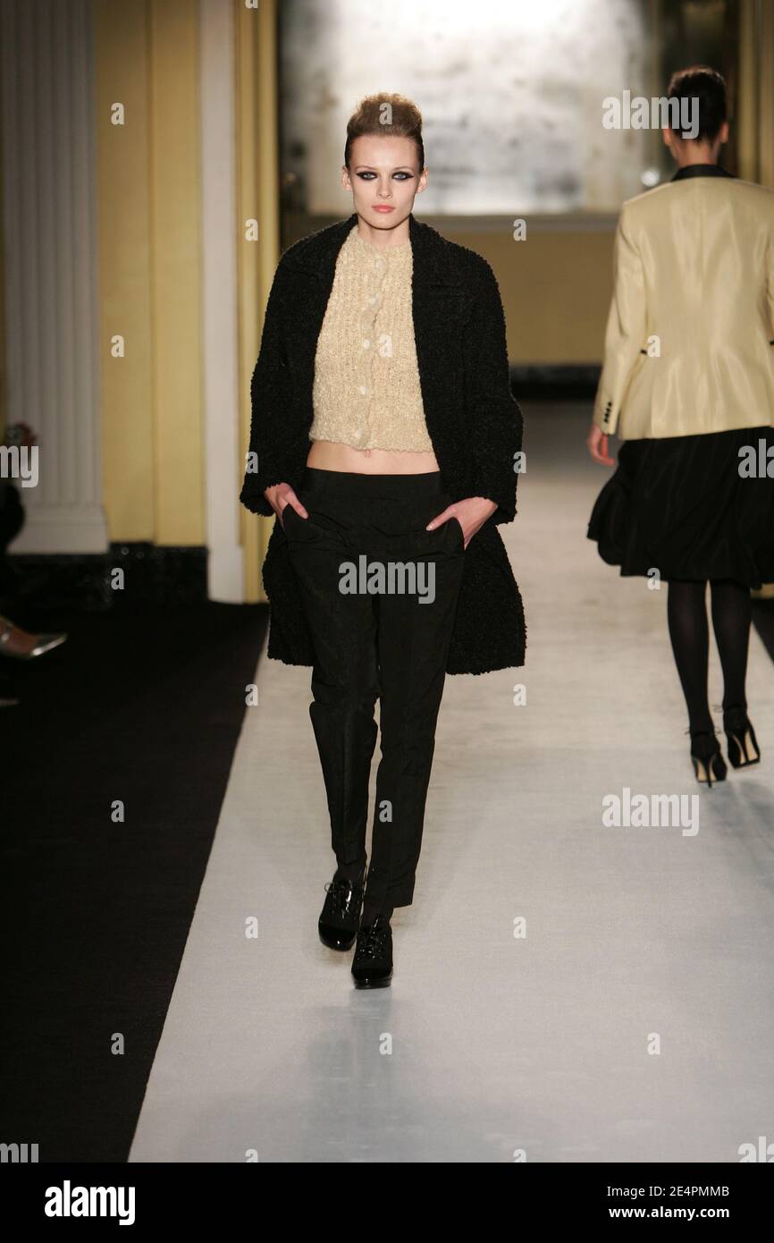 Ein Modell präsentiert eine Kreation des britischen Designers Paul Smith für seine Herbst-Winter 2008-2009 Ready-to-Wear Kollektion, die am 11. Februar 2008 im Claridge's Ballroom in London, Großbritannien, stattfand. Foto von Java/ABACAPRESS.COM Stockfoto
