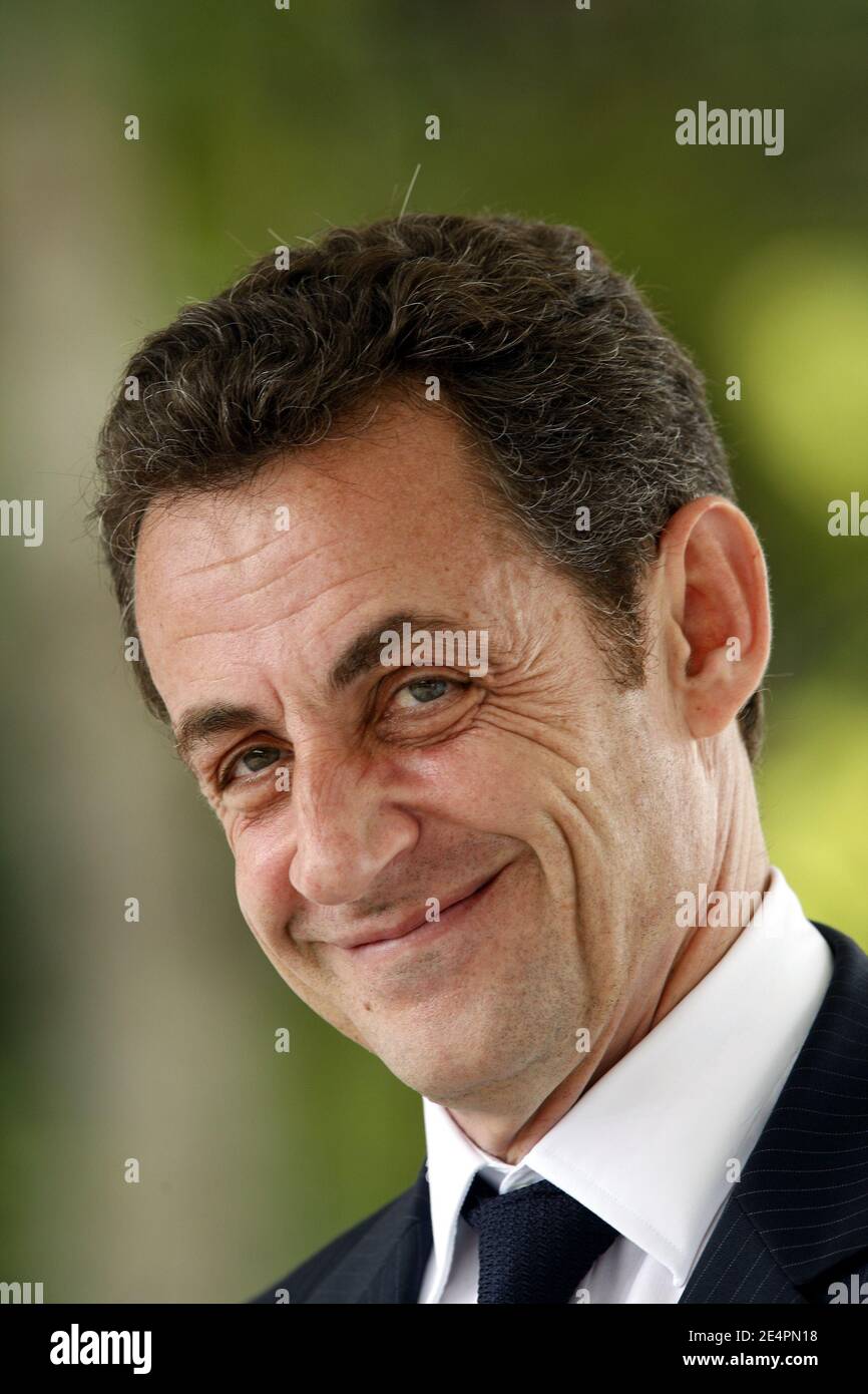 Der französische Präsident Nicolas Sarkozy bei seinem Treffen mit seinem brasilianischen Amtskollegen Luiz Inacio Lula da Silva in Saint-Georges de l'Oyapock in Französisch-Guayana, einer Stadt am Fluss, der Französisch-Guayana von Nordbrasilien trennt, am 12. Februar 2008. Foto von Thierry Orban/ABACAPRESS.COM Stockfoto