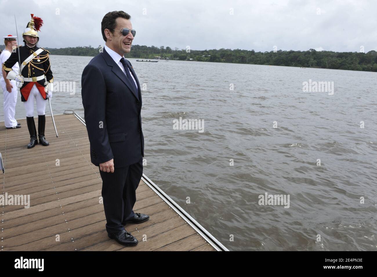 Der französische Präsident Nicolas Sarkozy erwartet seinen brasilianischen Amtskollegen Luiz Inacio Lula da Silva am 12. Februar 2008 in Saint-Georges de l'Oyapock in Französisch-Guayana, einer Stadt am Fluss, der Französisch-Guayana von Nordbrasilien trennt. Foto von Wojazer/Pool/ABACAPRESS.COM Stockfoto