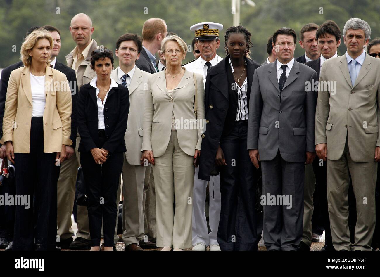 Mitglieder der französischen Regierung Valerie Pecresse, Rachida Dati, Michele Alliot-Marie, Rama Yade, Christian Estrosi und Herve Morin bei einem Treffen zwischen dem französischen Präsidenten Nicolas Sarkozy und seinem brasilianischen Amtskollegen Luiz Inacio Lula da Silva in Saint-Georges de l'Oyapock in Französisch-Guayana, Eine Stadt am Fluss, die Französisch-Guayana von Nordbrasilien trennt, am 12. Februar 2008. Foto von Thierry Orban/ABACAPRESS.COM Stockfoto