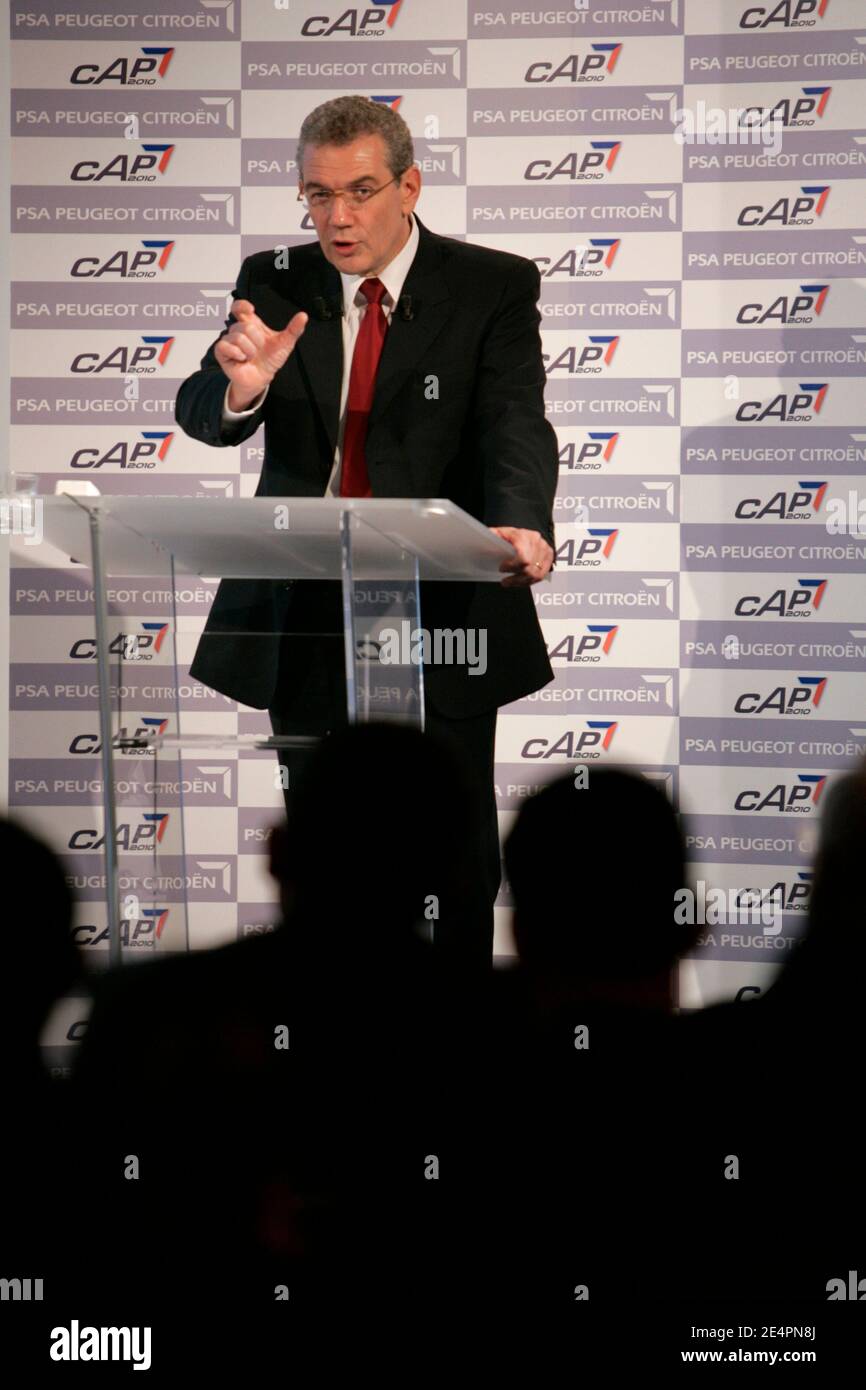 PSA-CEO Christian Streiff Gesten während seiner Pressekonferenz, die PSA-Finanzergebnisse für 2007 in Paris, Frankreich am 13. Februar 2008 bekannt zu geben. Foto von Thibault Camus/ABACAPRESS.COM Stockfoto