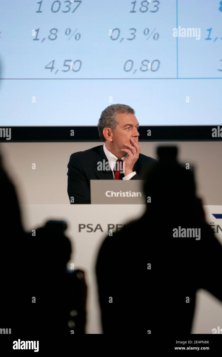 PSA-CEO Christian Streiff Gesten während seiner Pressekonferenz, die PSA-Finanzergebnisse für 2007 in Paris, Frankreich am 13. Februar 2008 bekannt zu geben. Foto von Thibault Camus/ABACAPRESS.COM Stockfoto