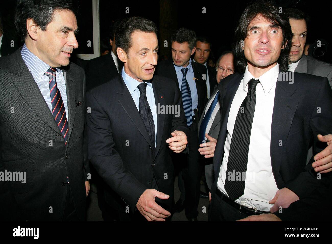 Der französische Premierminister Francois Fillon, der französische Präsident Nicolas Sarkozy und Arno Klarsfeld nehmen am jährlichen "CRIF"-Abendessen Teil, das am 13. Februar 2008 im Pavillon d'Armenonville in Paris, Frankreich, stattfand. Foto von Laurent Vu/Pool/ABACAPRESS.COM Ortsüberschrift 00556038 Stockfoto