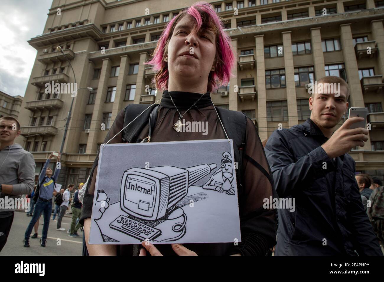 Moskau, Russland. August 2017. Ein Teilnehmer der Kundgebung "für freies Internet" hält ein Plakat auf der Sacharow-Allee in Moskau, Russland Stockfoto