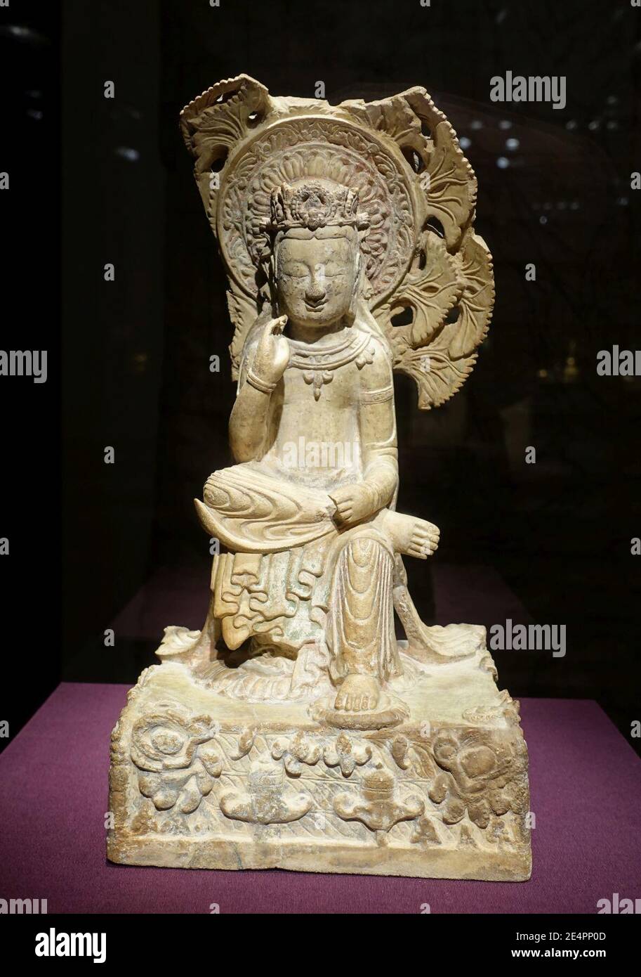 Maitreya (Mile), China, Provinz Hebei, Quyang, Nördliche Qi-Dynastie, 550-577 n. Chr., Marmor, Pigmentspuren - Stockfoto