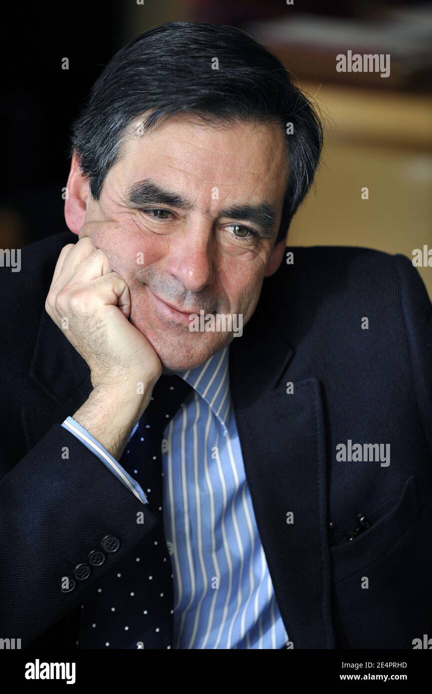 Exklusiv - Premierminister Francois Fillon im Hotel Matignon in Paris, Frankreich, am 11. Februar 2008. Foto von Elodie Gregoire/ABACAPRESS.COM Stockfoto