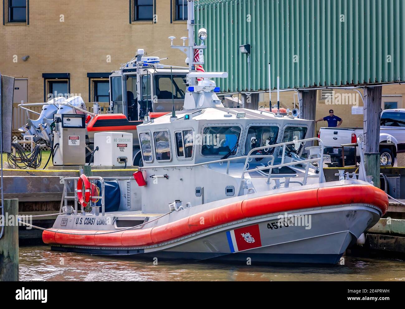 Ein Boot der US-Küstenwache wird am 7. März 2016 vor der Küstenwache der Vereinigten Staaten in Dauphin Island, Alabama, angedockt. Stockfoto