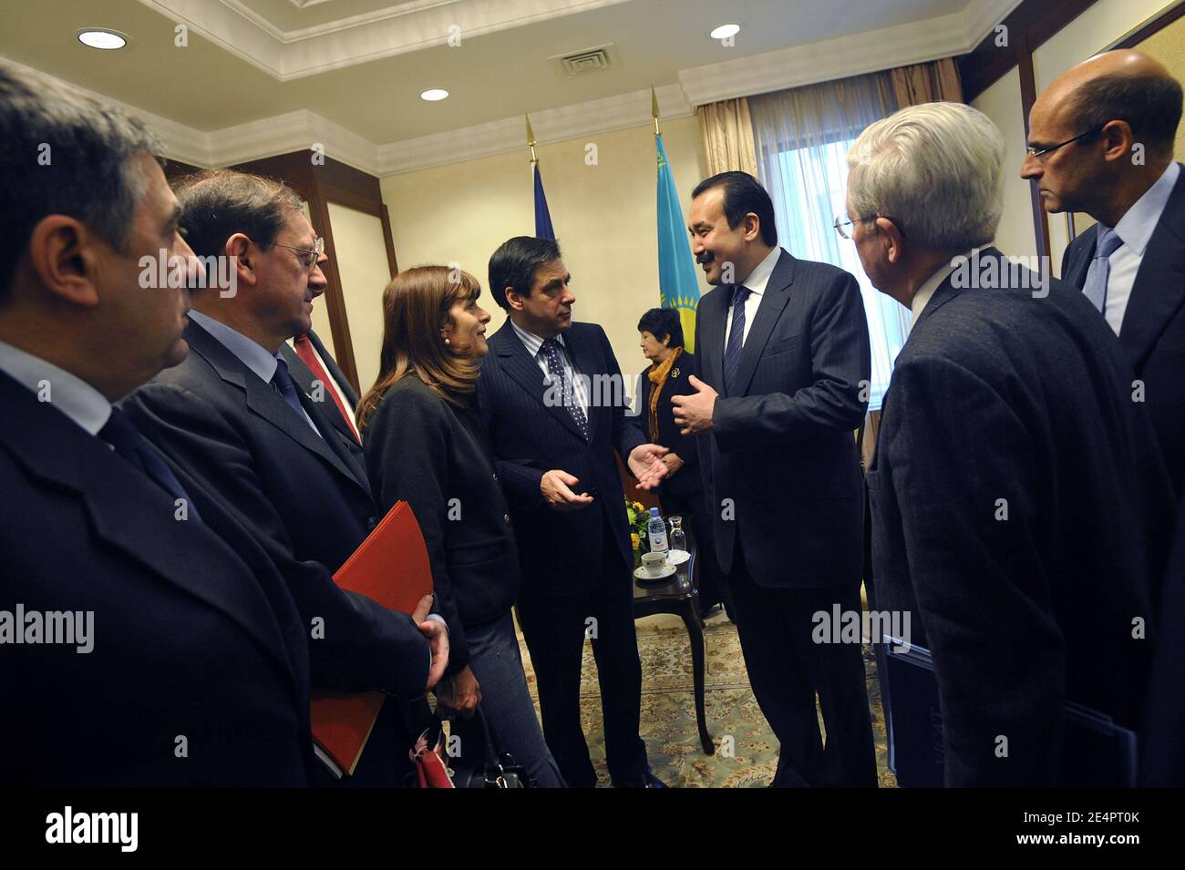 Herve Novelli, Anne Lauvergeon (CEO Areva), Denis Ranque (CEO Thales), Francois Fillon, sein kasachischen Amtskollegen Karim Masimov und Patrick Kron (CEO Alstom) bei einem offiziellen Besuch des französischen Premierministers in Kasachstan am 8. Februar 2008 in Astana. Foto von Elodie Gregoire/ABACAPRESS.COM Stockfoto