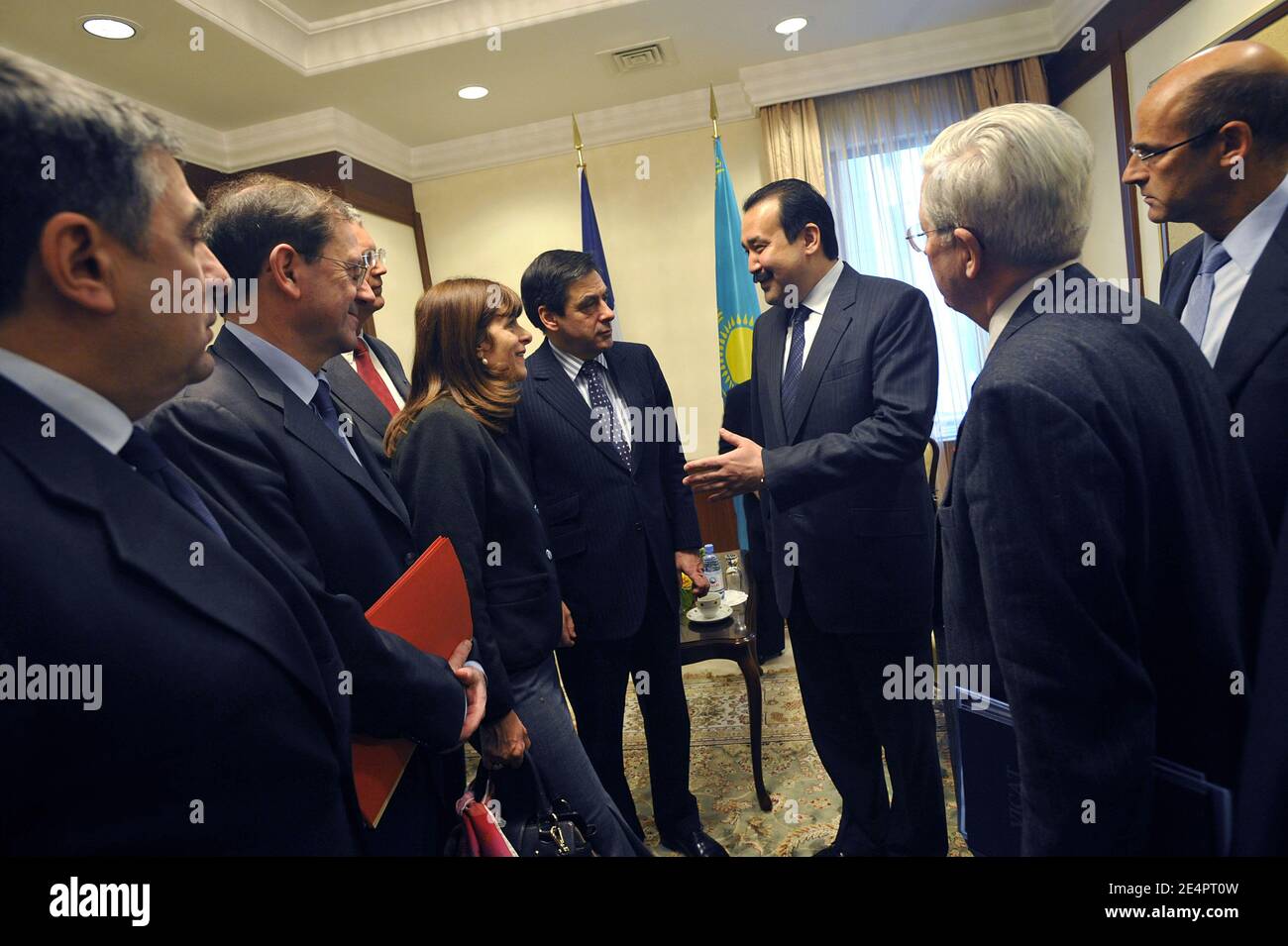 Herve Novelli, Anne Lauvergeon (CEO Areva), Denis Ranque (CEO Thales), Francois Fillon, sein kasachischen Amtskollegen Karim Masimov und Patrick Kron (CEO Alstom) bei einem offiziellen Besuch des französischen Premierministers in Kasachstan am 8. Februar 2008 in Astana. Foto von Elodie Gregoire/ABACAPRESS.COM Stockfoto