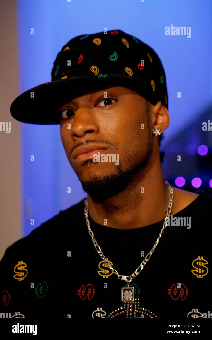 EXKLUSIV - Mathieu von der Star Academy nimmt am 19. Februar 2008 an einer Radiosendung in Paris Teil. Foto von Greg Soussan/ABACAPRESS.COM Stockfoto