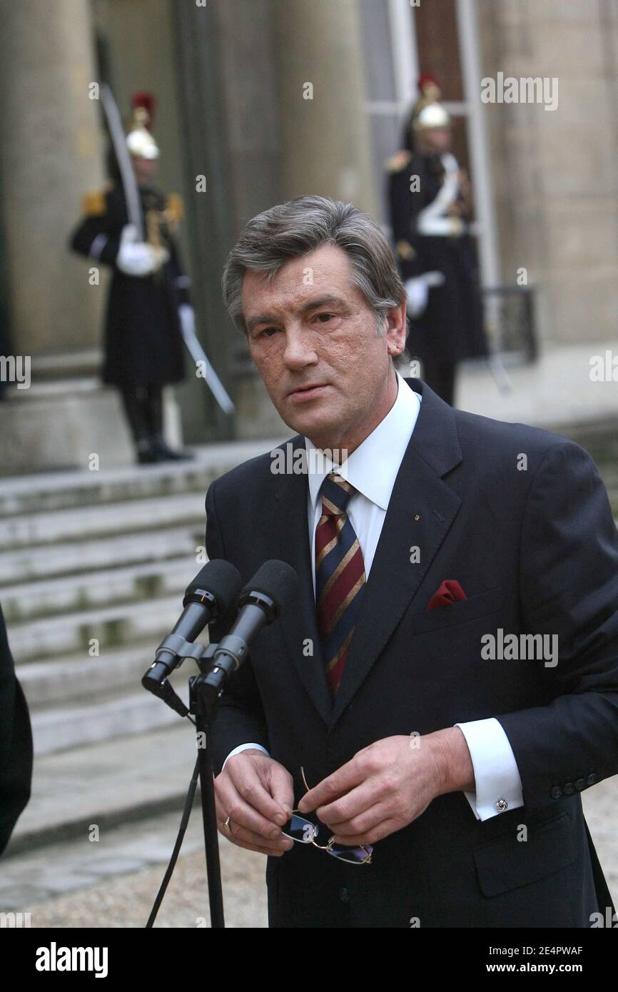 Der ukrainische Präsident Viktor Juschtschenko nach einem Treffen mit seinem französischen Amtskollegen Nicolas Sarkozy im Elysee-Palast in Paris, Frankreich, am 20. Februar 2008. Foto von Mousse/ABACAPRESS.COM Stockfoto