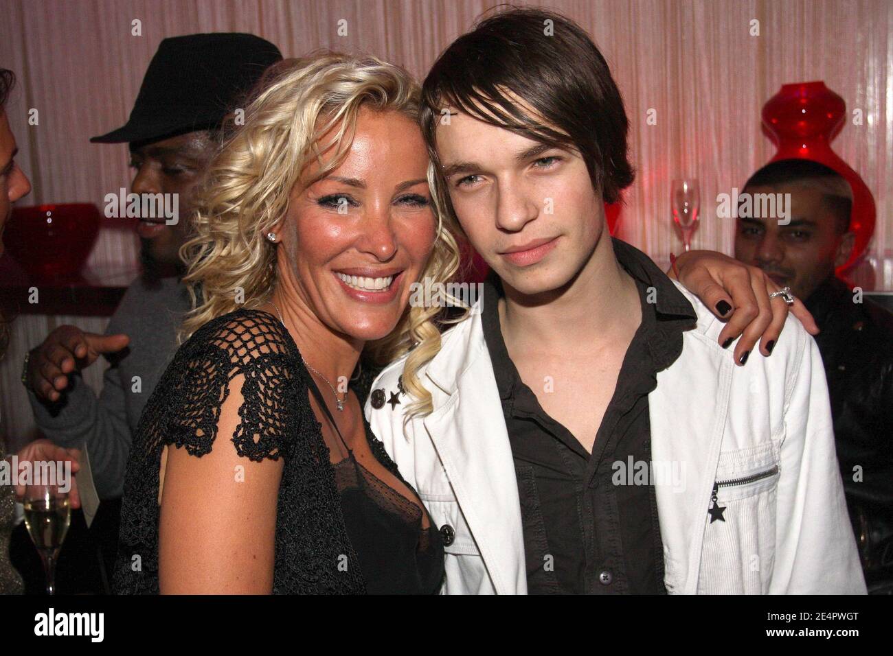 TV-Reality-Show-Kandidat Pierre-Jean nimmt am 20. Februar 2008 an der Geburtstagsfeier von Ophelie Winter im Restaurant 'Pershing Hall' in Paris Teil. Foto von Benoit Pinguet/ABACAPRESS.COM. Stockfoto