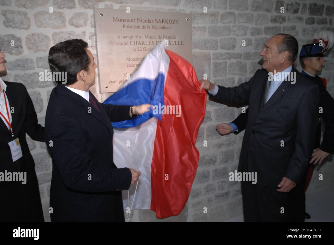 Der französische Präsident Nicolas Sarkozy und der ehemalige Präsident Jacques Chirac während der Eröffnungszeremonie des Museums des verstorbenen französischen Präsidenten Charles de Gaulle im Invalidendom in Paris, Frankreich, am 22. Februar 2008. Foto von Laurent Chamussy/Pool/ABACAPRESS.COM Stockfoto