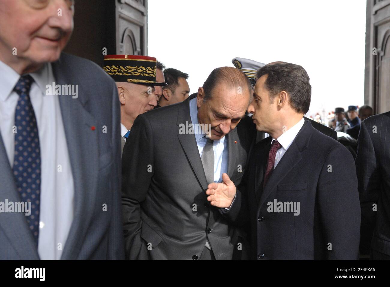 Der ehemalige Präsident Jacques Chirac und der französische Präsident Nicolas Sarkozy während der Eröffnungsfeier des Museums des verstorbenen französischen Präsidenten Charles de Gaulle im Invalidendom in Paris, Frankreich, am 22. Februar 2008. Foto von Laurent Chamussy/Pool/ABACAPRESS.COM Stockfoto